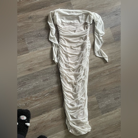 Size small white dress - Picture 3 of 4